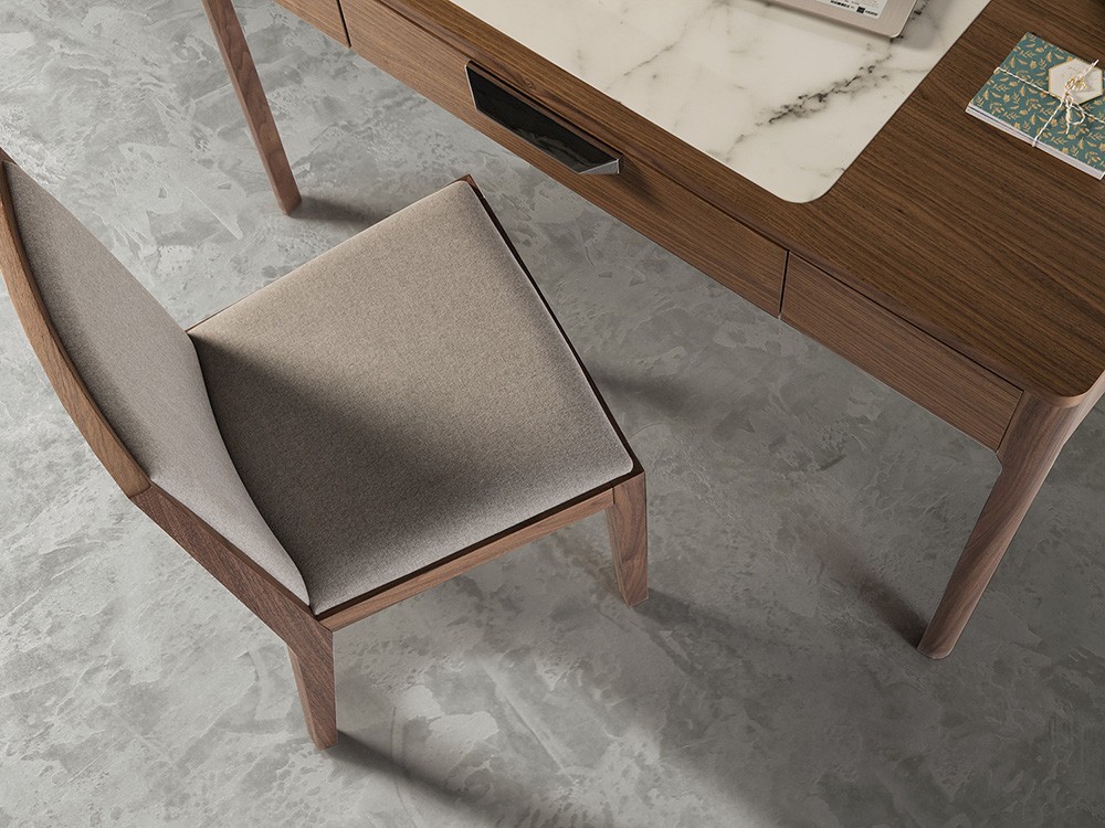 Escritorio chapado en nogal con detalle porcelánico en la tapa Ángel Cerdá 7043 en Mobel 6000