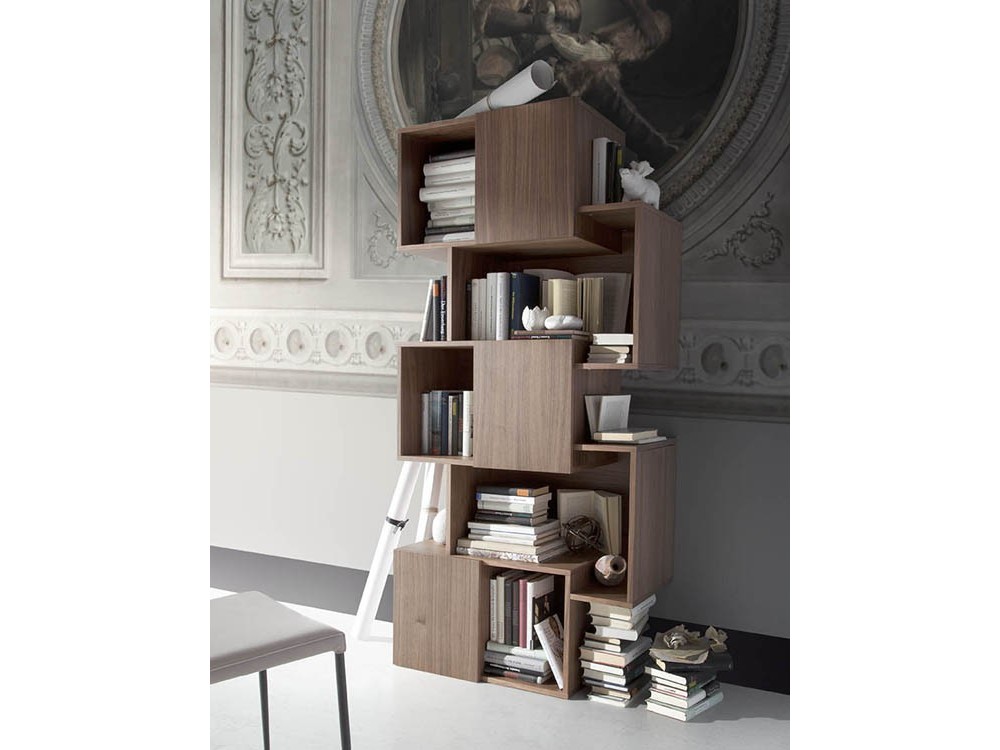 Librería con diseño de cubos superpuestos chapada en nogal natural 3021 Harmony de Ángel Cerdá