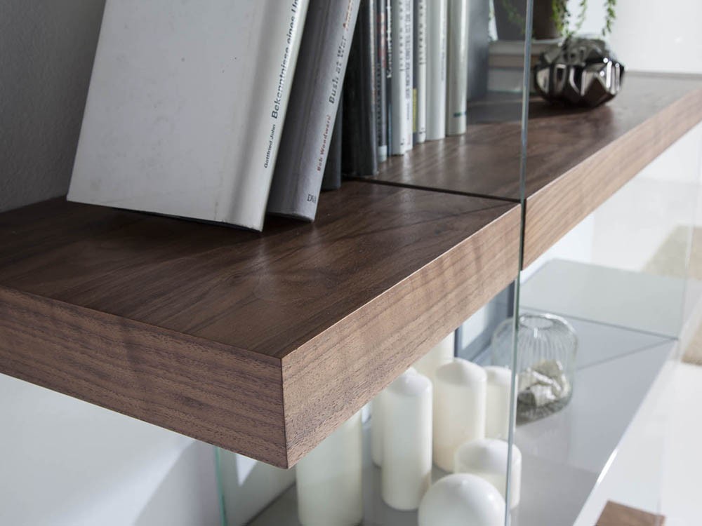 Librería abierta con laterales de cristal templado y baldas combinadas en chapa nogal y lacado gris 3025 de Ángel Cerdá