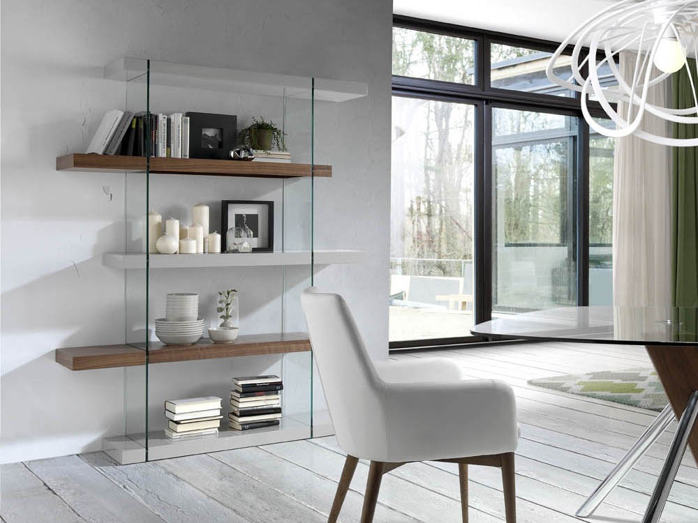 Librería abierta con laterales de cristal templado y baldas combinadas en chapa nogal y lacado gris 3025 de Ángel Cerdá