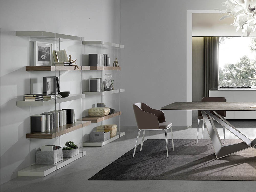 Librería abierta con laterales de cristal templado y baldas combinadas en chapa nogal y lacado gris 3025 de Ángel Cerdá