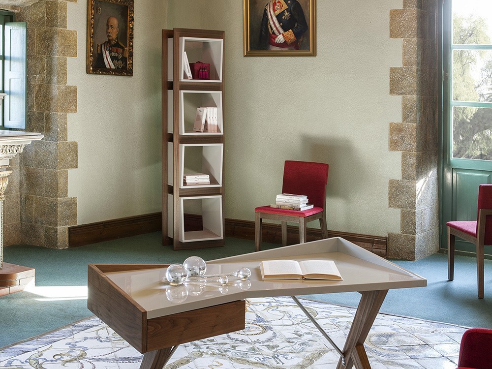 Estantería chapada en nogal con cubos lacados en gris perla 3027 de Ángel Cerdá