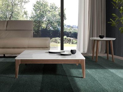 Mesa de centro chapada en nogal con sobre de mármol porcelánico blanco 2042 de Ángel Cerdá