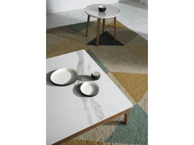 Mesa de centro chapada en nogal con sobre de mármol porcelánico blanco 2042 de Ángel Cerdá
