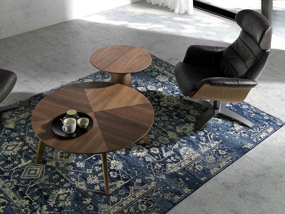 Mesa auxiliar redonda chapada en nogal 2043 de Ángel Cerdá Harmony