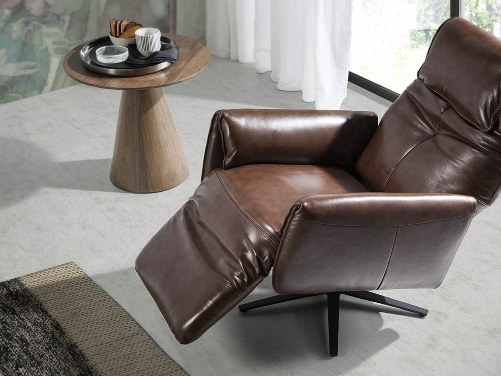 Mesa auxiliar redonda chapada en nogal 2043 de Ángel Cerdá Harmony