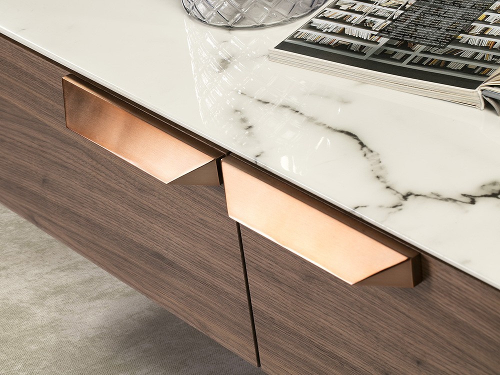 Mesa de centro chapada en nogal con tapa de mármol porcelánico 2046 de Ángel Cerdá en Mobel 6000