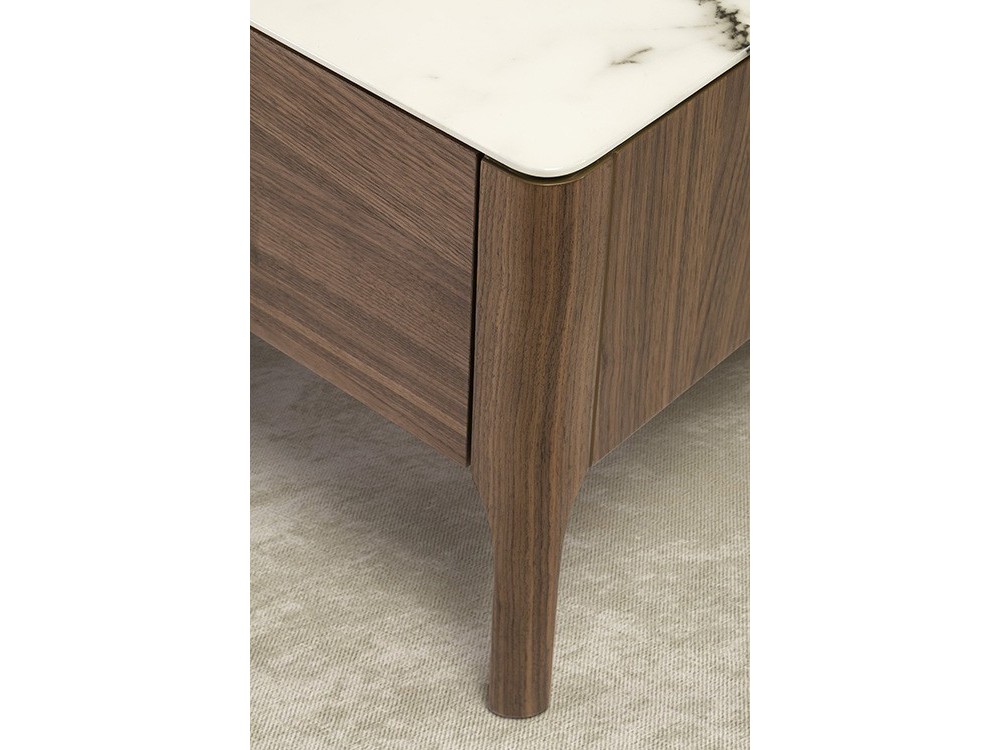 Mesa de centro chapada en nogal con tapa de mármol porcelánico 2046 de Ángel Cerdá en Mobel 6000