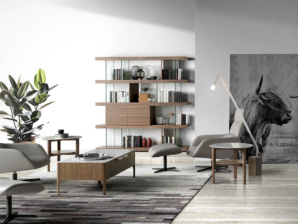 Mesa auxiliar redonda chapada en nogal con tapa de mármol porcelánico 2047 de Ángel Cerdá