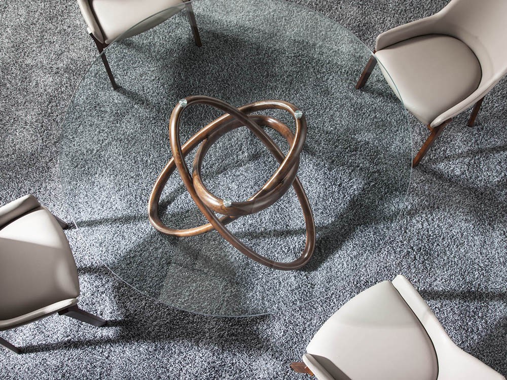 Mesa redonda de comedor con base de madera torneada y sobre de cristal templado 1020 Harmony de Ángel Cerdá