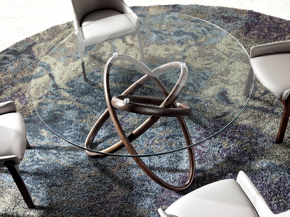 Mesa redonda de comedor con base de madera torneada y sobre de cristal templado 1020 Harmony de Ángel Cerdá