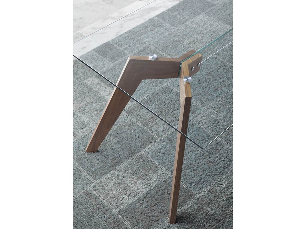 Mesa de comedor con pies chapados en nogal y sobre de cristal templado 1031 Harmony de Ángel Cerdá