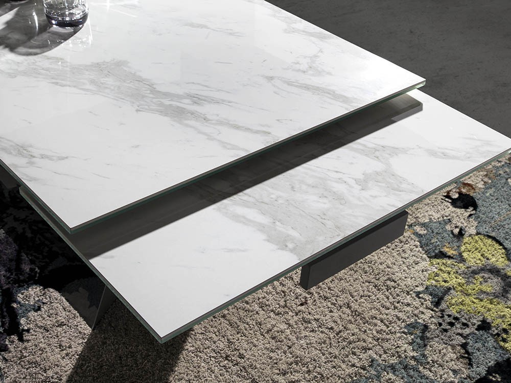 Mesa de comedor extensible con base de acero negro y sobre de mármol porcelánico blanco 1014 de Ángel Cerdá