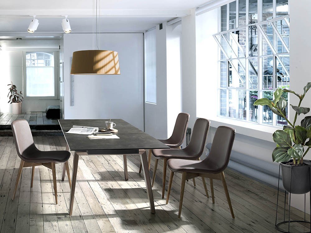 Mesa de comedor extensible con base chapada en nogal y sobre de mármol porcelánico 1026 Ángel Cerdá