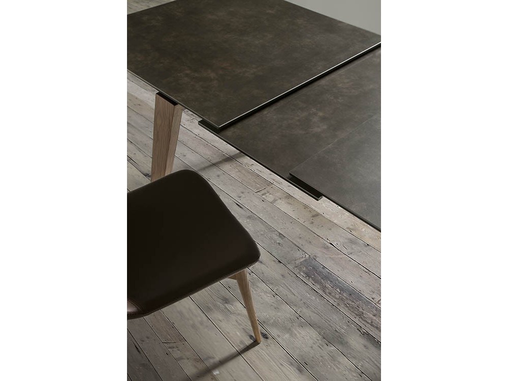 Mesa de comedor extensible con base chapada en nogal y sobre de mármol porcelánico 1026 Ángel Cerdá