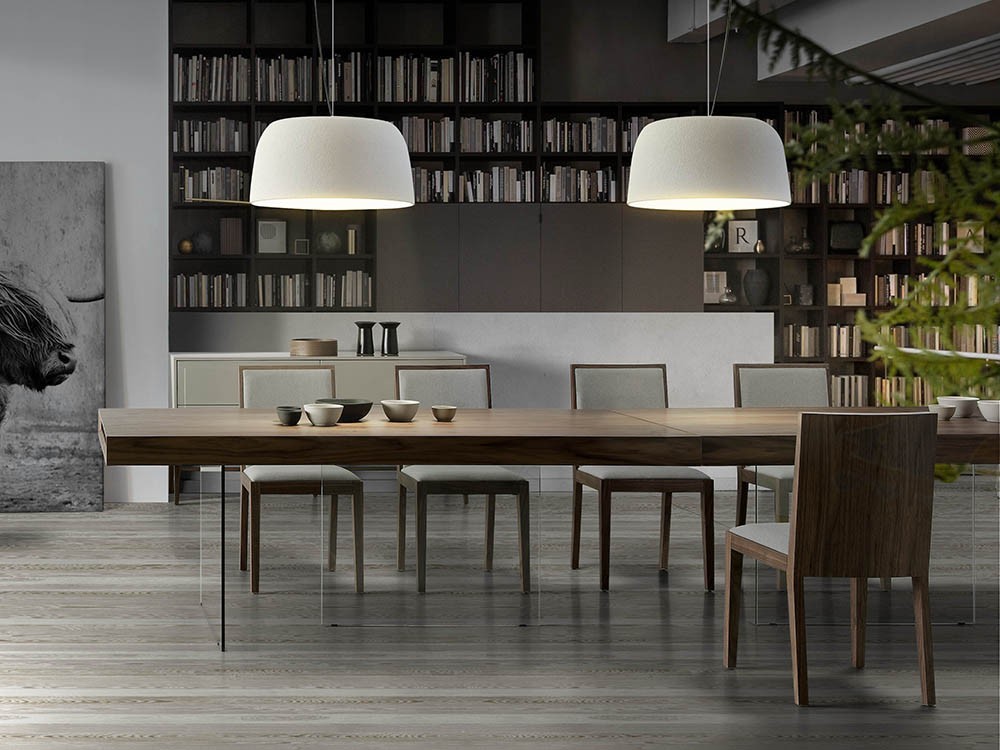 Mesa de comedor con sobre de chapa de nogal y pies de cristal templado 1028 de Ángel Cerdá