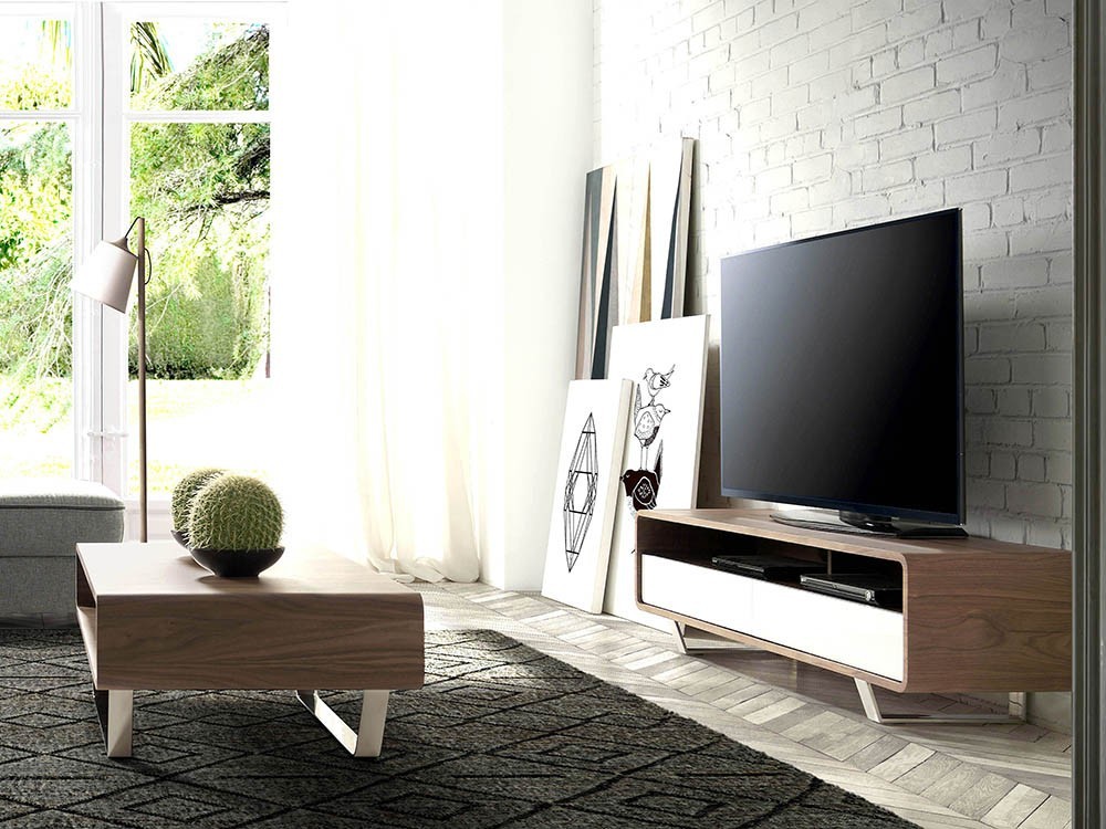 Mueble de televisión chapado en nogal  con frentes lacados en blanco brillo y pies de acero cromado 3046