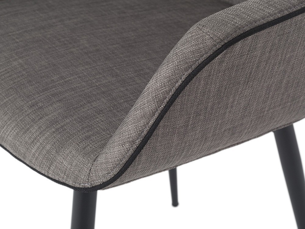 Silla de diseño envolvente con asiento de espuma de poliuretano tapizada en textil y pies de acero negro 4005