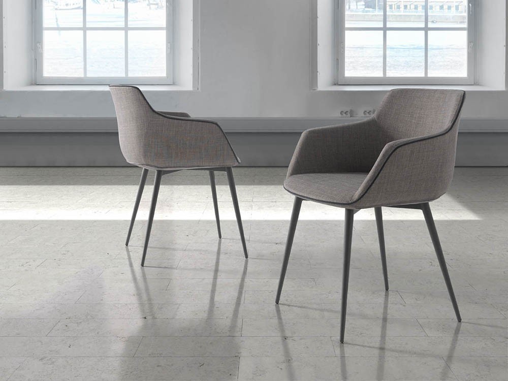 Silla de diseño envolvente con asiento de espuma de poliuretano tapizada en textil y pies de acero negro 4005