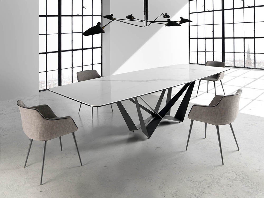 Silla de diseño envolvente con asiento de espuma de poliuretano tapizada en textil y pies de acero negro 4005