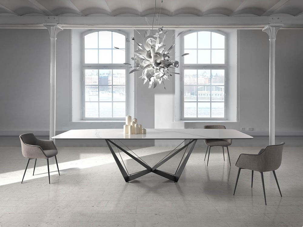 Silla de diseño envolvente con asiento de espuma de poliuretano tapizada en textil y pies de acero negro 4005