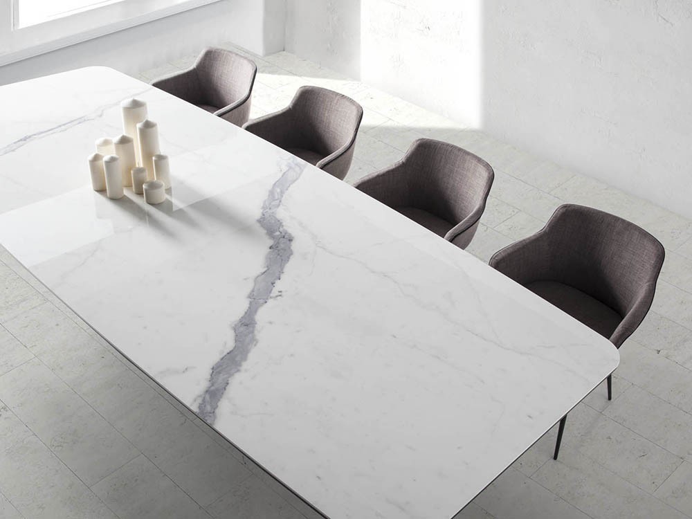 Silla de diseño envolvente con asiento de espuma de poliuretano tapizada en textil y pies de acero negro 4005