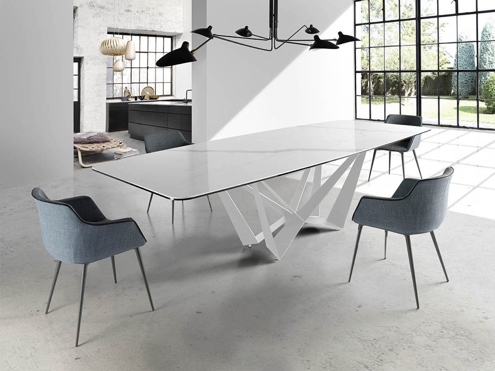 Silla de diseño envolvente con asiento de espuma de poliuretano tapizada en textil y pies de acero negro 4005