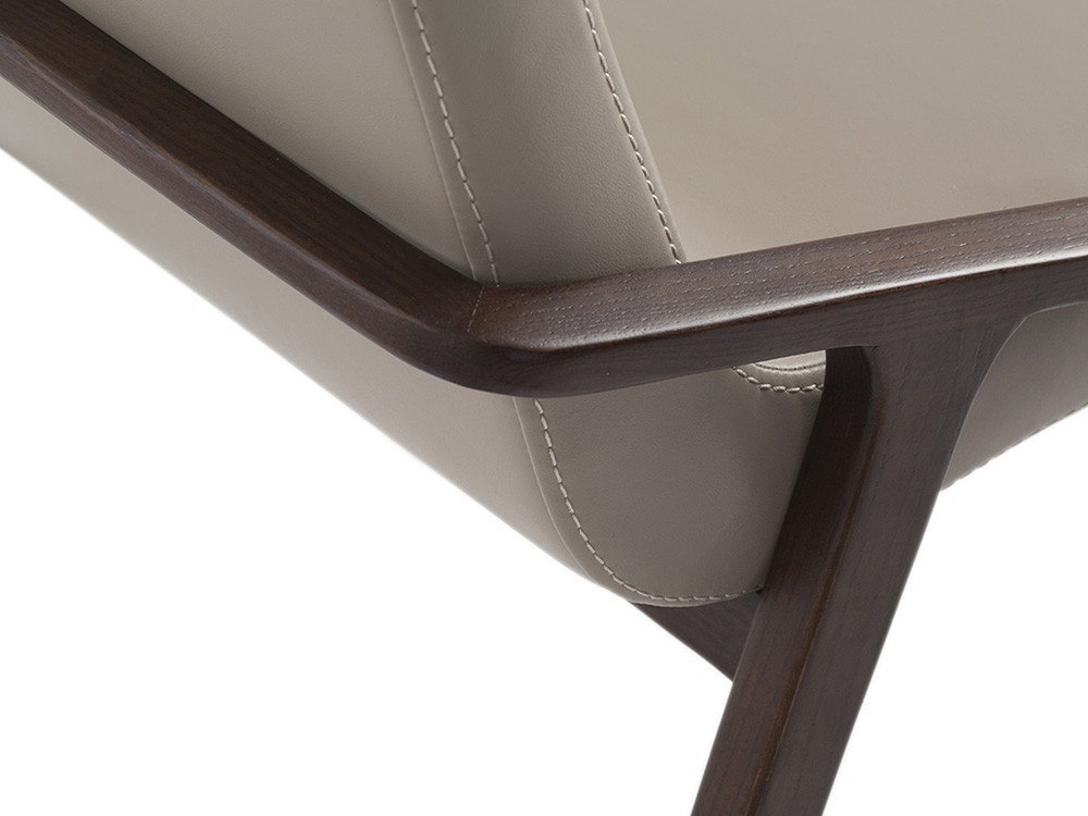 Silla de diseño 4019 con estructura de madera de fresno en acabado nogal y tapizado en polipiel de Ángel Cerdá