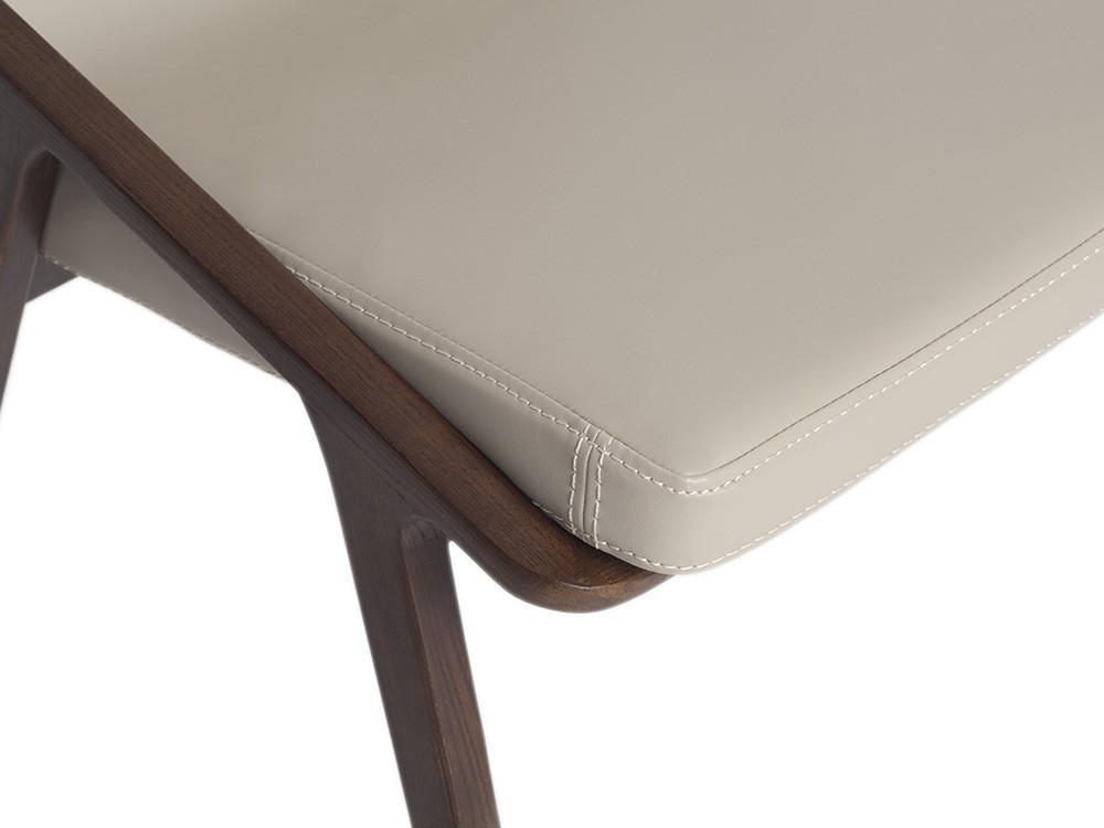 Silla de diseño 4019 con estructura de madera de fresno en acabado nogal y tapizado en polipiel de Ángel Cerdá