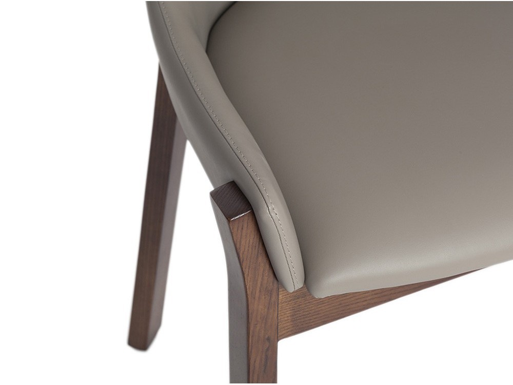 Silla con estructura de madera y asiento tapizado en polipiel 4017 de Ángel Cerdá