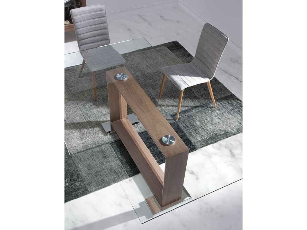 Silla con estructura de madera en acabado nogal tapizada en textil 4031 de Ángel Cerdá