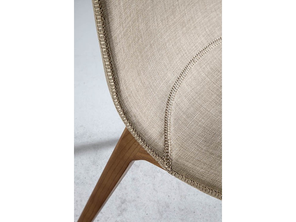 Silla con estructura de madera tapizada en textil 4049 Harmony de Ángel Cerdá en Mobel 6000