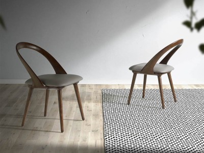 Silla de diseño con estructura de madera maciza y asiento tapizado en piel sintética 4063 Harmony de Ángel Cerdá