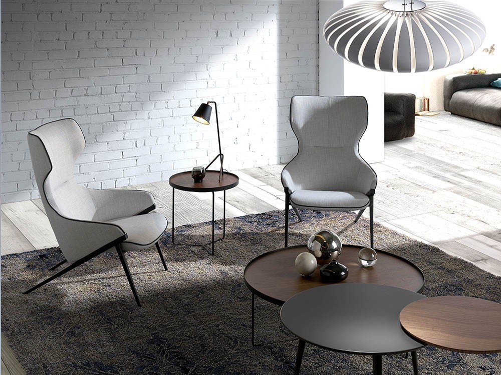 Butaca tapizada en textil con pies de acero negro 5009 Harmony de Ángel Cerdá