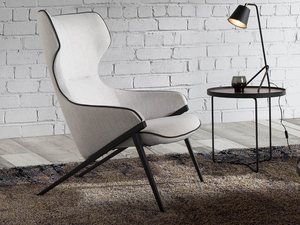 Butaca tapizada en textil con pies de acero negro 5009 Harmony de Ángel Cerdá