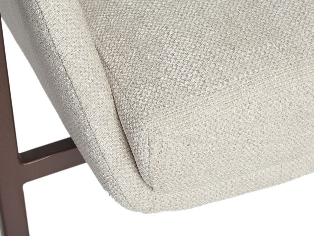 Butaca tapizada en textil con estructura de acero cobre 5010 Harmony de Ángel Cerdá