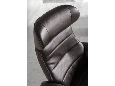 Sillón giratorio relax tapizado en piel 5034 con madera y acero Harmony de Ángel Cerdá