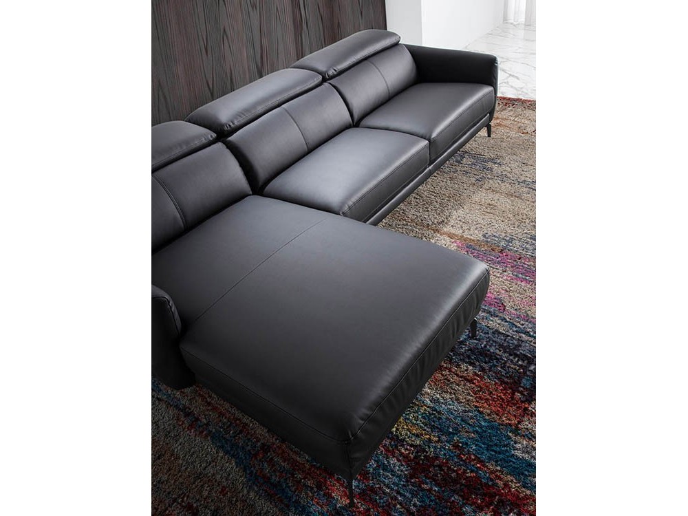 Sofá con Chaiselongue 6058/6059 tapizado en piel, elige si quieres chaiselongue a derecha o izquierda de Ángel Cerdá