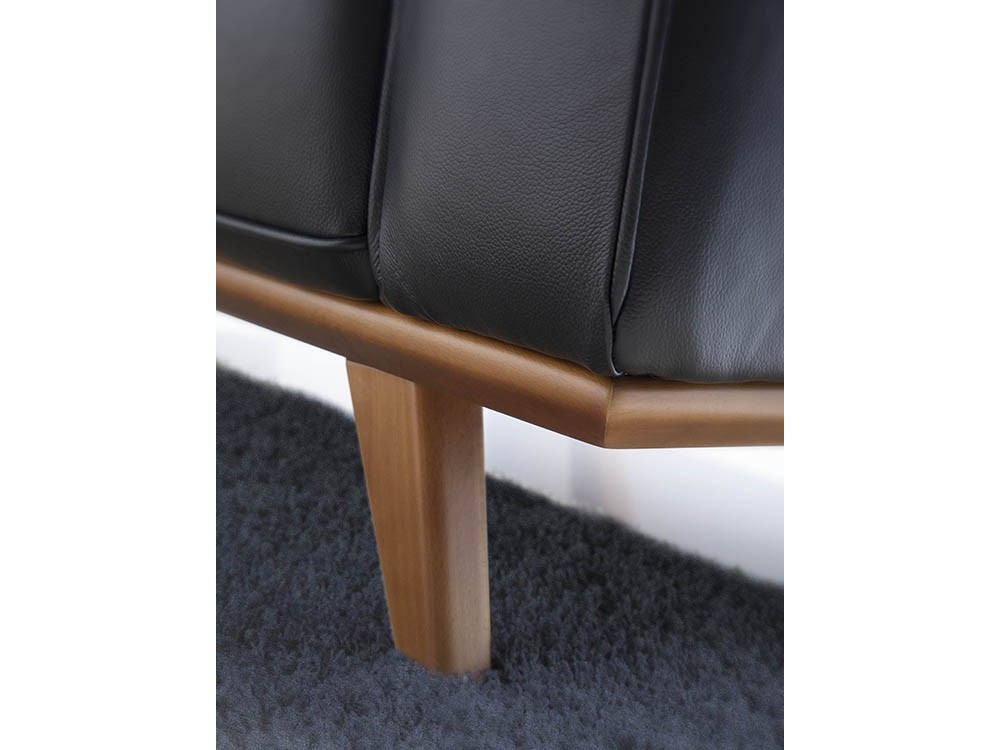 Butaca tapizada en piel negra con base de madera color nogal 5037 Ángel Cerdá Harmony