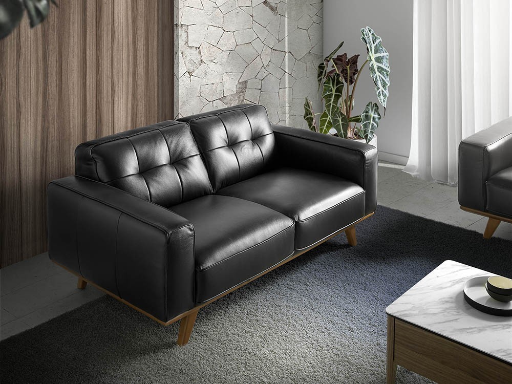 sofá de 2 plazas tapizado en piel negra con base de madera color nogal 6030 Ángel Cerdá Harmony