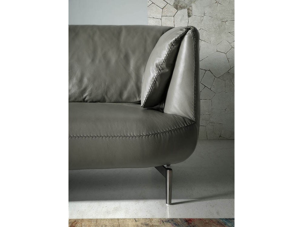 Sofá de 2 plazas en piel gris con patas de acero pulido oscuro 6036 Ángel Cerdá Harmony
