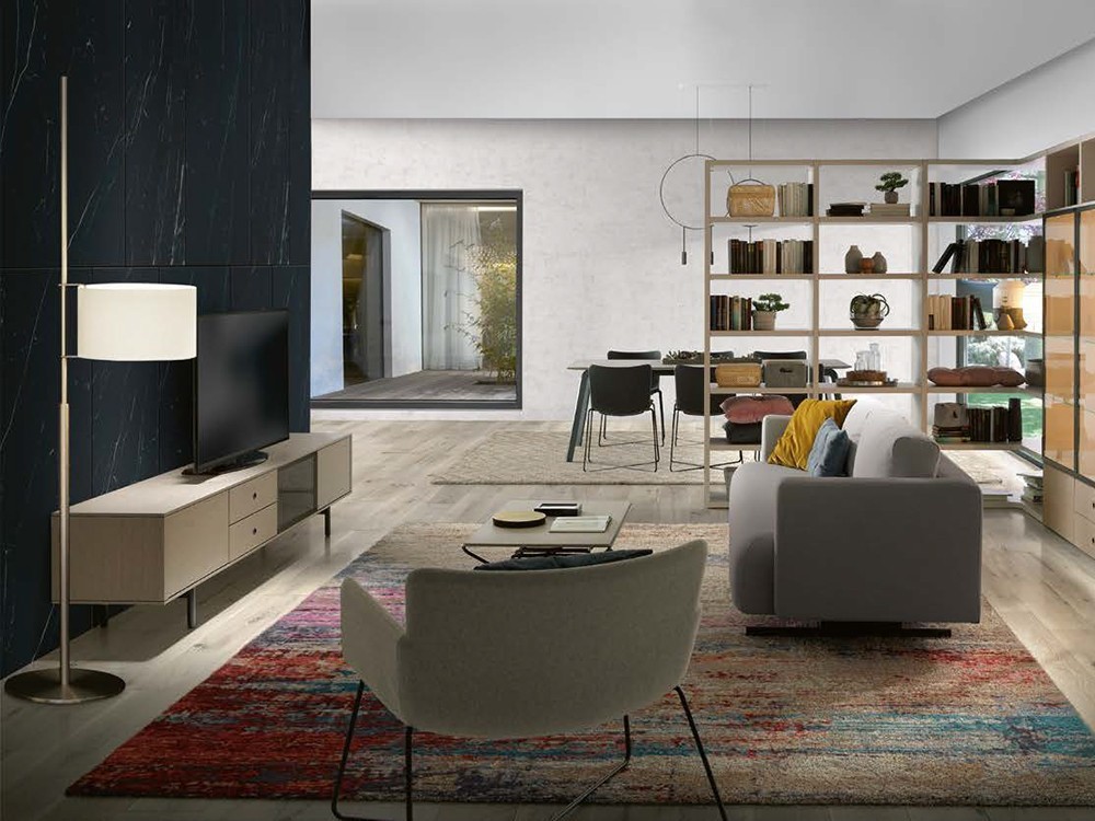 Mueble para televisión chapado en roble con puerta de cristal y pies de metal negro Moss Time