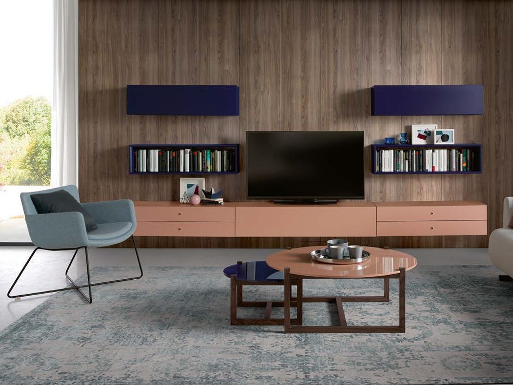 Composición de muebles suspendidos para salón con vitrina en chapa roble y cáctus Q Time