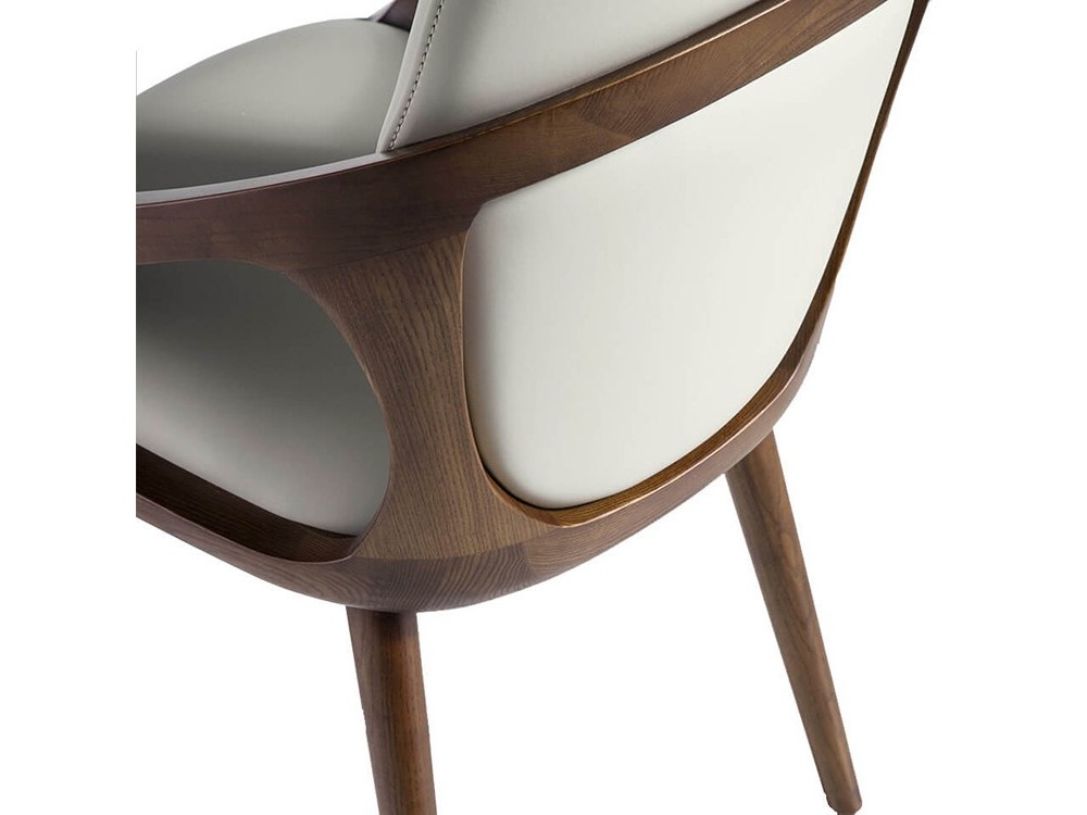 Silla con brazos de madera color nogal y asiento alto tapizado en polipiel 4066 de Ángel Cerdá