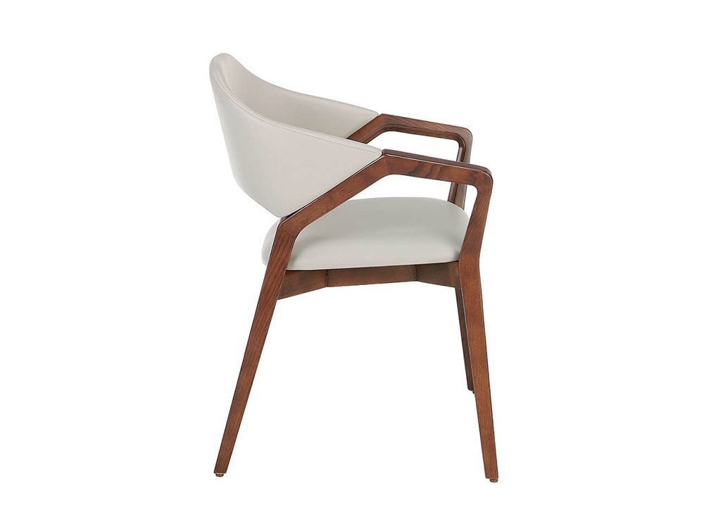 Silla con brazos tapizada en polipiel con estructura de madera en acabado nogal 4068 de Ángel Cerdá