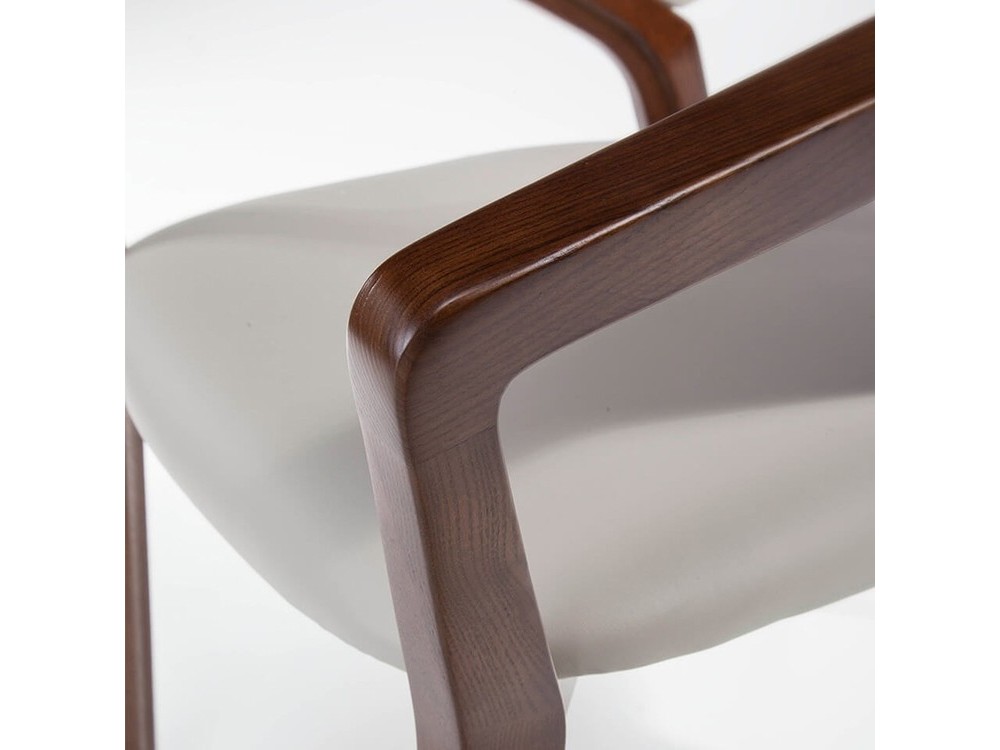 Silla con brazos tapizada en polipiel con estructura de madera en acabado nogal 4068 de Ángel Cerdá