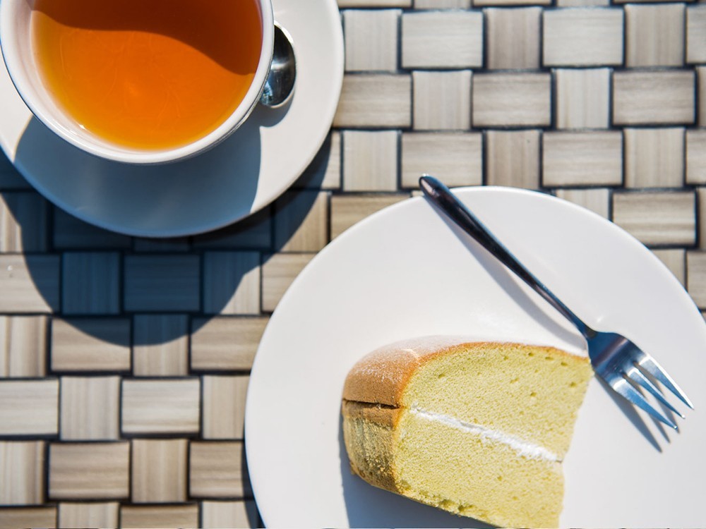 Mesa de centro de aluminio blanco y fibra sintética trenzada con cristal Brafta de Skyline - 9