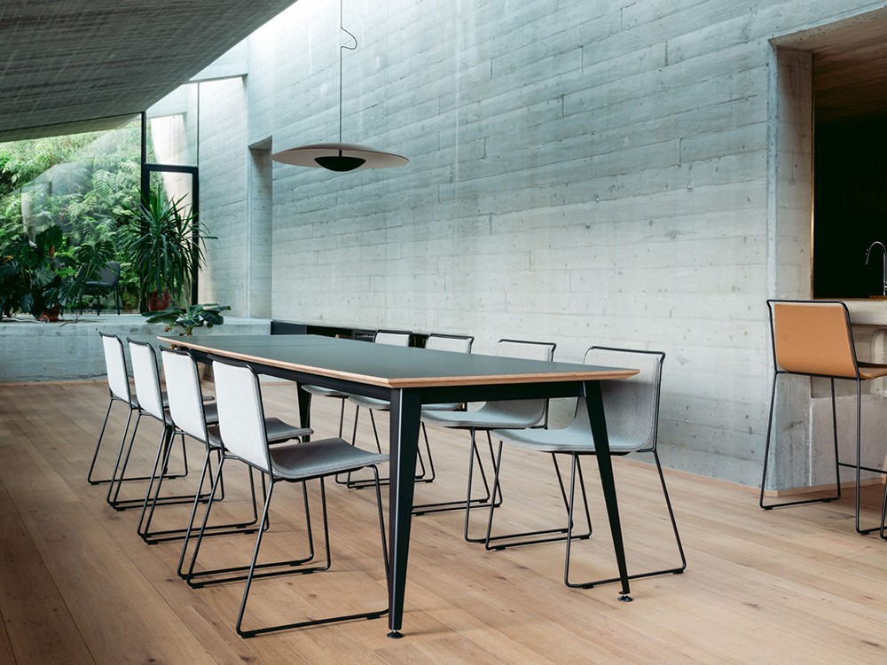 Silla con estructura de acero Aia