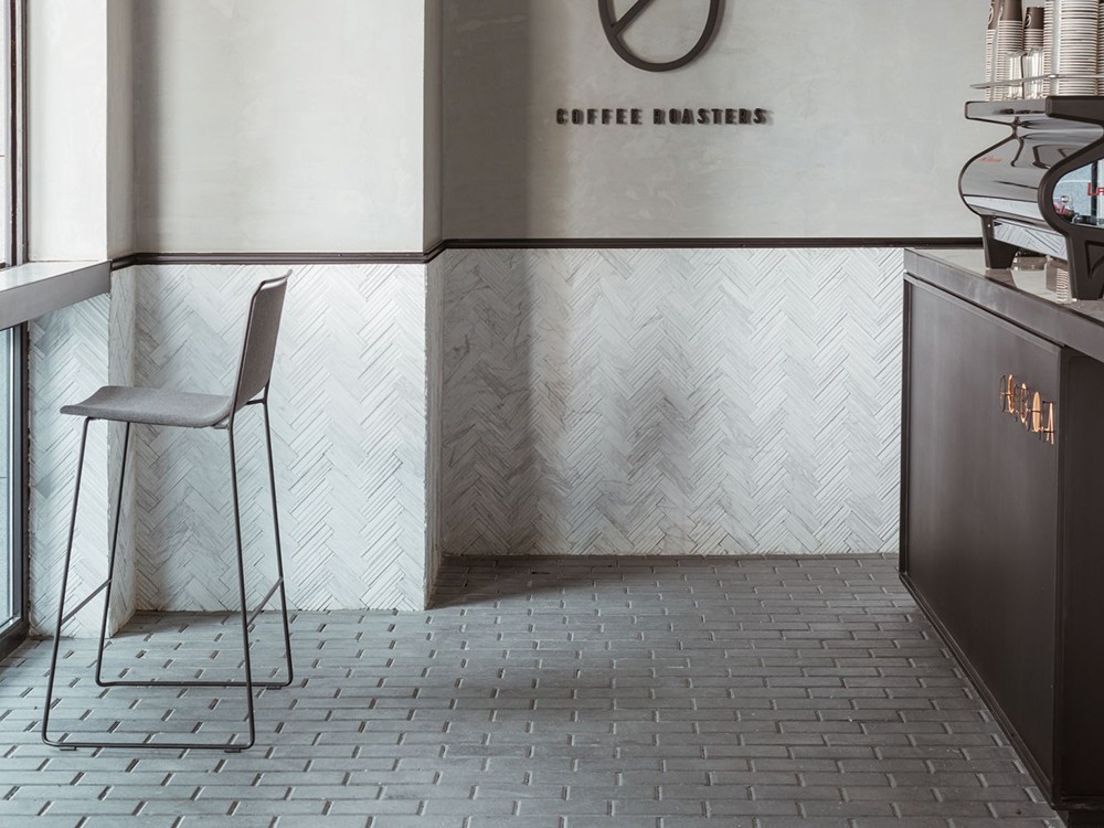 Taburete Alo con estructura en acero