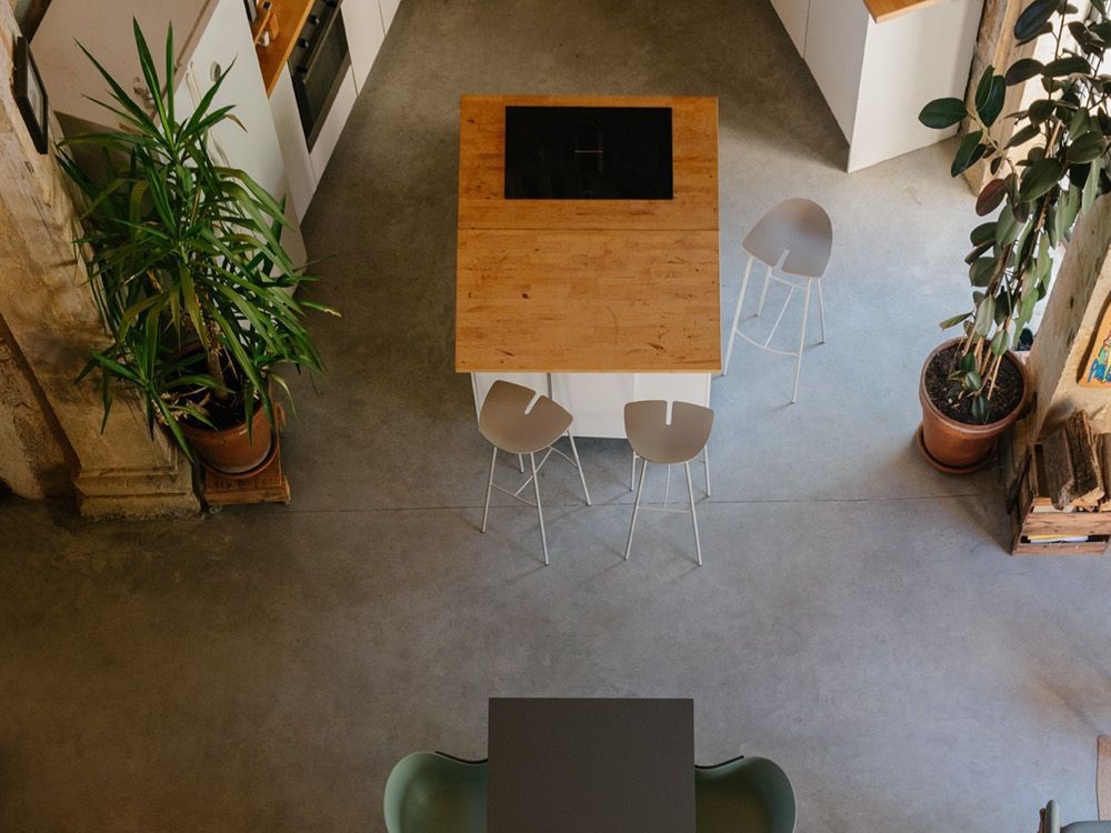 Taburete Ant en acero y polipropileno